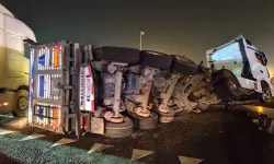 Diyarbakır'da mıcır yüklü TIR devrildi
