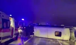 Diyarbakır'da yolcu minibüsü şarampolde asılı kaldı