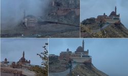 Eşsiz manzarasıyla sisler içinde İshak Paşa Sarayı