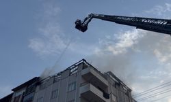 Gaziantep'te apartmanın çatısında yangın
