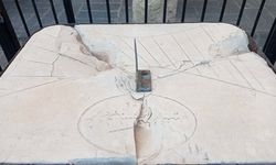 Yaklaşık 900 yıllık güneş saati Diyarbakır'da hâlâ işliyor