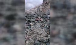 Hakkari'de heyelan nedeniyle kapanan yol açıldı