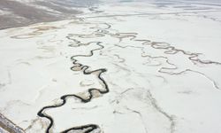 Karla beyaza büründü: Göle Ovası'ndaki menderesler kartpostallık görüntüler sundu