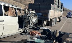 Malatya'da minibüs tıra çarptı: 3 ölü