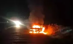 Mardin’de kaza nedeniyle duran otobüse çarpan otomobil alev aldı