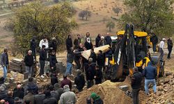 Mardin'de kazada ölen anne ve 2 çocuğu ile 1 akrabaları Kürtçe ağıtlar eşliğinde toprağa verildi