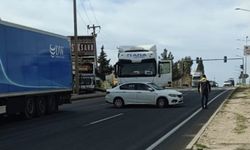Mardin’de tır, trafik ışıklarında otomobili ile çarpıştı