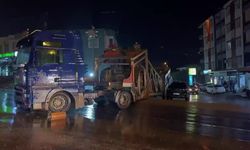 Mersin’de TIR rampada askıda kaldı