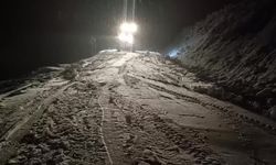 Muş’ta kara saplanan araçlardaki 10 kişi kurtarıldı