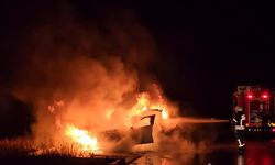 Park halindeki otomobil yanarak kullanılamaz hale geldi