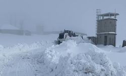 Şırnak’ta kar yağışı köy yollarını kapattı