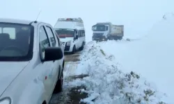 Şırnak'ta kara saplanan minibüsteki 12 kişi kurtarıldı