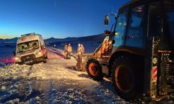 Hazro’da hasta almaya giden ambulans şarampole devrildi