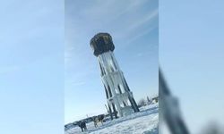 Ergani'de buzla kaplanan su kulesi tehlike saçıyor