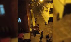 Elektrik direğinde mahsur kalan kedi battaniyeyle kurtarıldı