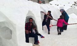 Adıyaman'da kardan oyun alanı ve evler yaptı