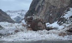 Dağdan kopan kaya parçası, yolu ulaşıma kapattı