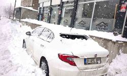 Diyarbakır'da kar kütlesi otomobilin üzerine düştü