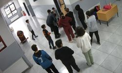 Nefes borusuna ekmek kaçan öğrencisini heimlich manevrasıyla kurtardı