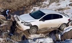 Şanlıurfa'da otomobil köprüden dereye uçtu