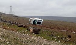 Takla atan otomobilin sürücüsü yara almadan kurtuldu