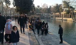 Urfalıların güneş keyfi: Kar sonrası soluğu Balıklıgöl'de aldılar