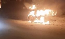 Batman’da alev alev yanan otomobil kullanılamaz hale geldi