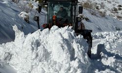 Batman’da köy yollarını açmak için karla mücadele devam ediyor