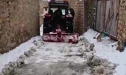 Batman’da muhtar ve kardeşi köy yollarını traktörle açtı