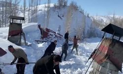 Bitlis’te kar kalınlığı 1 metreyi buldu, Evin çatısı çöktü