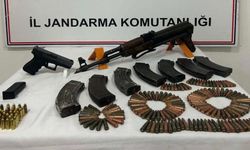 Diyarbakır'a sınır ilçede kalaşnikof ve tabanca ele geçirildi