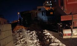 Diyarbakır'da 3 tır ile bir otomobil çarpıştı