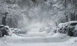 Diyarbakır'da yoğun kar yağışı: Otomobil mahsur kaldı