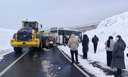 Diyarbakır'a gelen otobüs karda mahsur kaldı
