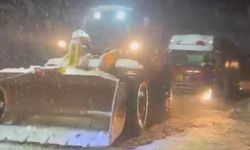 İlçe üşümesin diye doğalgaz tırı iş makineleri ile çekildi