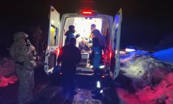 Karla kaplı mahallede hastaya ulaşmak için yoğun mesai