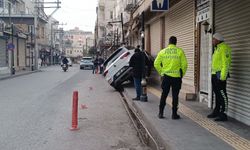 Mardin’de otomobil elektrik direğine çarptı
