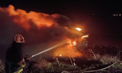 Mardin'de tır kazası: Şarampole devrilen araçta yangın çıktı