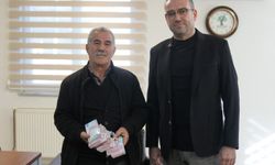 Para poşetini çöpe attı, çöp poşetiyle bankaya gitti