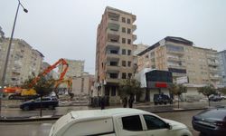 Diyarbakır'da tehlike saçan ağır hasarlı bina yıkılıyor