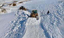 Siirt'te çığ alarmı: Köy yolu gece saatlerinde yeniden ulaşıma açıldı