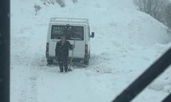 Siirt'te yolda mahsur kalan öğrenci servisi kurtarıldı