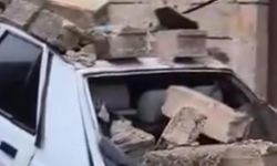 İstinat duvarı otomobilin üzerine devrildi