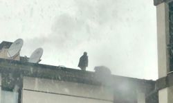 TOKİ çalışanı darp edildiği iddiasıyla çatıya çıkarak yardım istedi