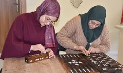 Unutulmaya yüz tutan sedef kakma işlemeciliği yaşatılmaya çalışılıyor