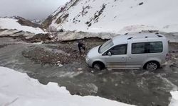 Adıyaman'da sel nedeniyle araçlar yolda kaldı