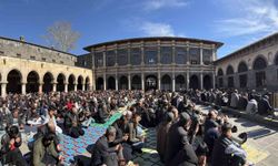 5. Harem-i Şerif'te binlerce kişi Ramazanın ilk cumasında saf tuttu