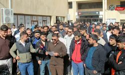 Taksiciler Diyarbakır Büyükşehir Belediyesi önünde eylemde