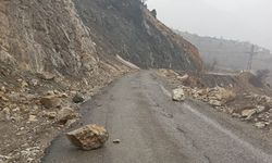 Adıyaman Gölbaşı'nda heyelan yol kapattı