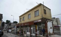 Asrın felaketi meslek aşkını yıkamadı: 50 yıllık berber, hasarlı dükkanını terk etmedi